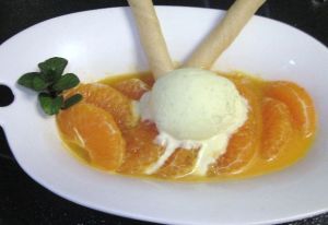 Mandarina con cointreau  y helado de vainilla